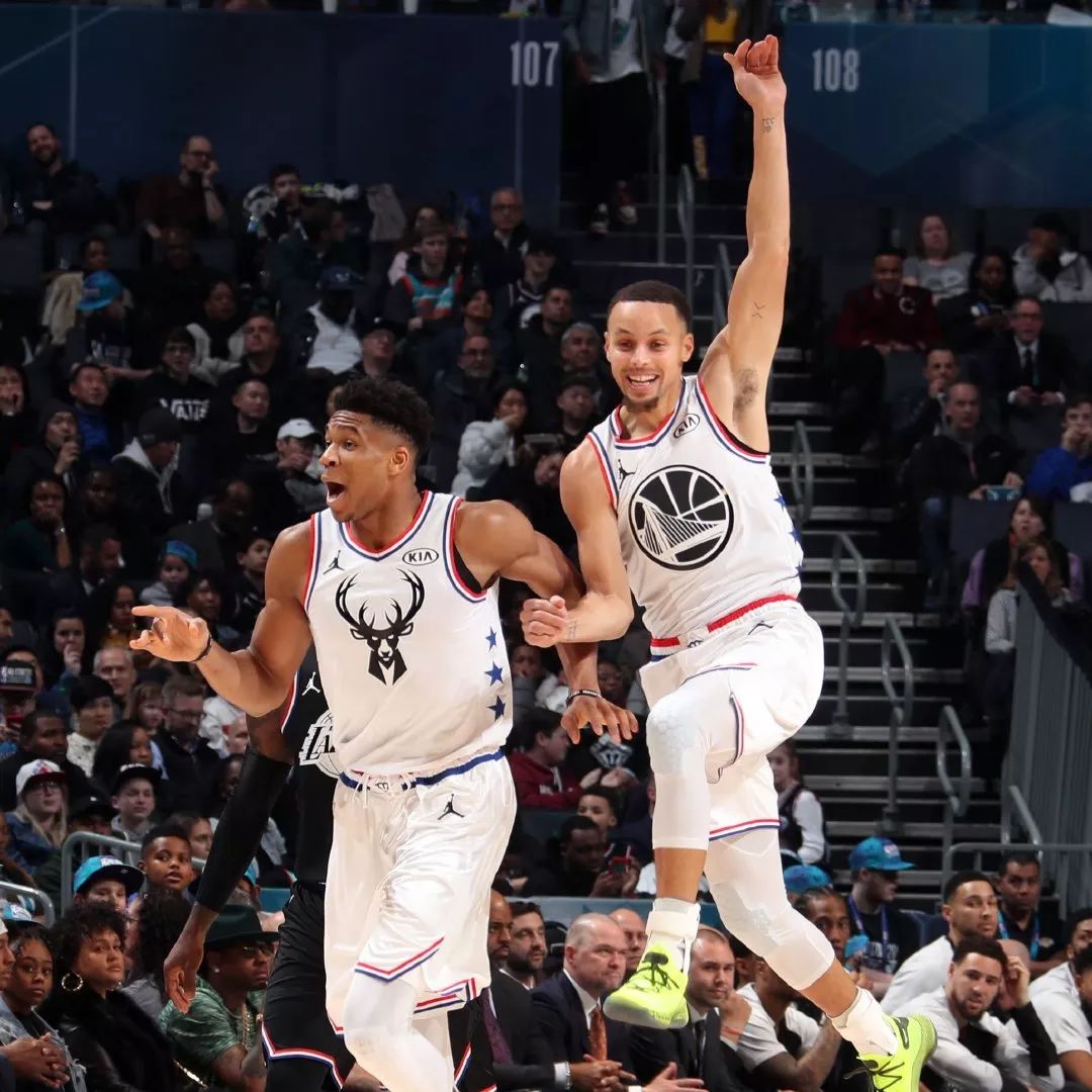 C罗在沙特联赛首秀中上演绝杀，以一记精彩倒钩射门击败对手，助力利雅得胜利领跑积分榜。（沙特联赛处子秀，C罗倒钩压哨绝杀，助利雅得胜利登顶积分榜）