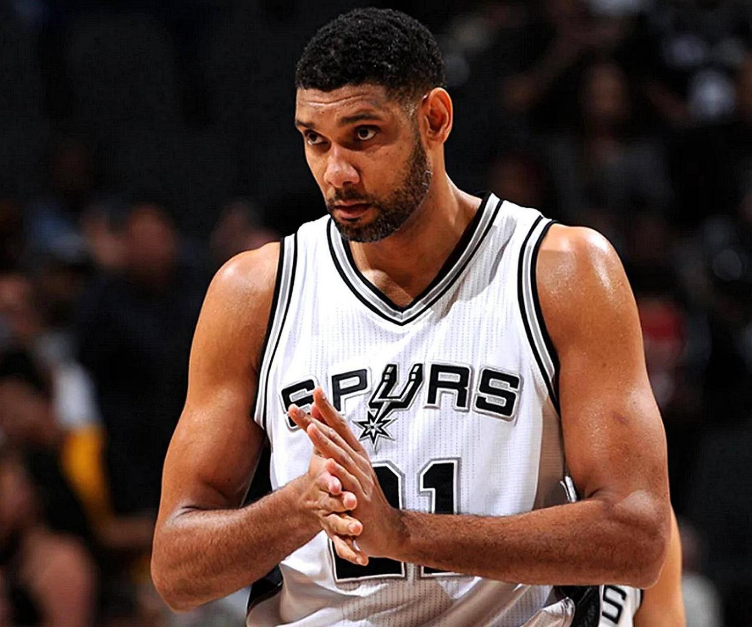 球队连胜势头延续，积分榜争夺愈发激烈（连胜势头不减，积分榜竞争愈加白热化）