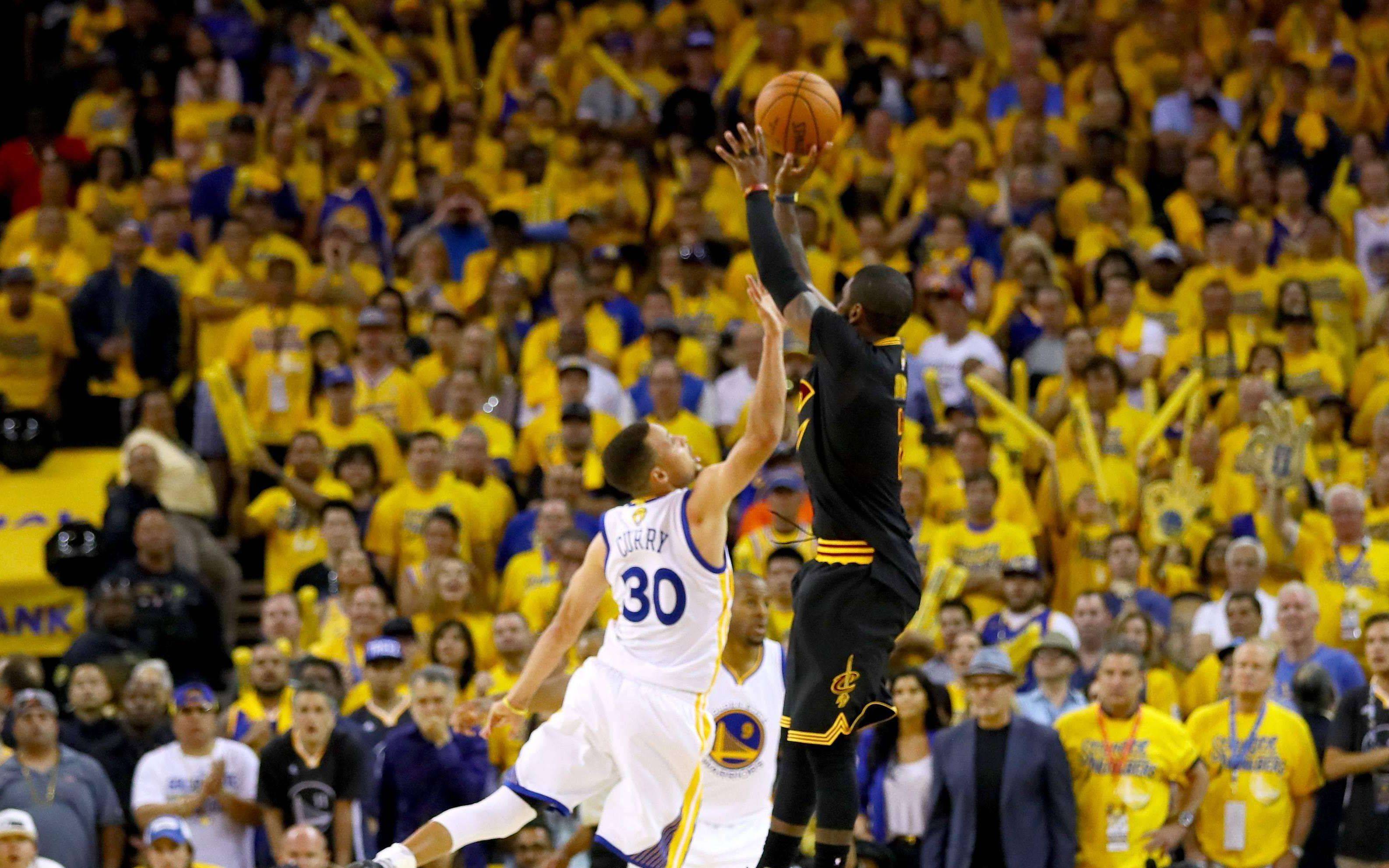 有爱!梁靖崑1-2不敌小勒布伦一脸惊讶,孙颖莎微笑着帮他复盘失利（暖心一幕：梁靖崑1-2负小勒布伦露出错愕，孙颖莎笑着陪他复盘）